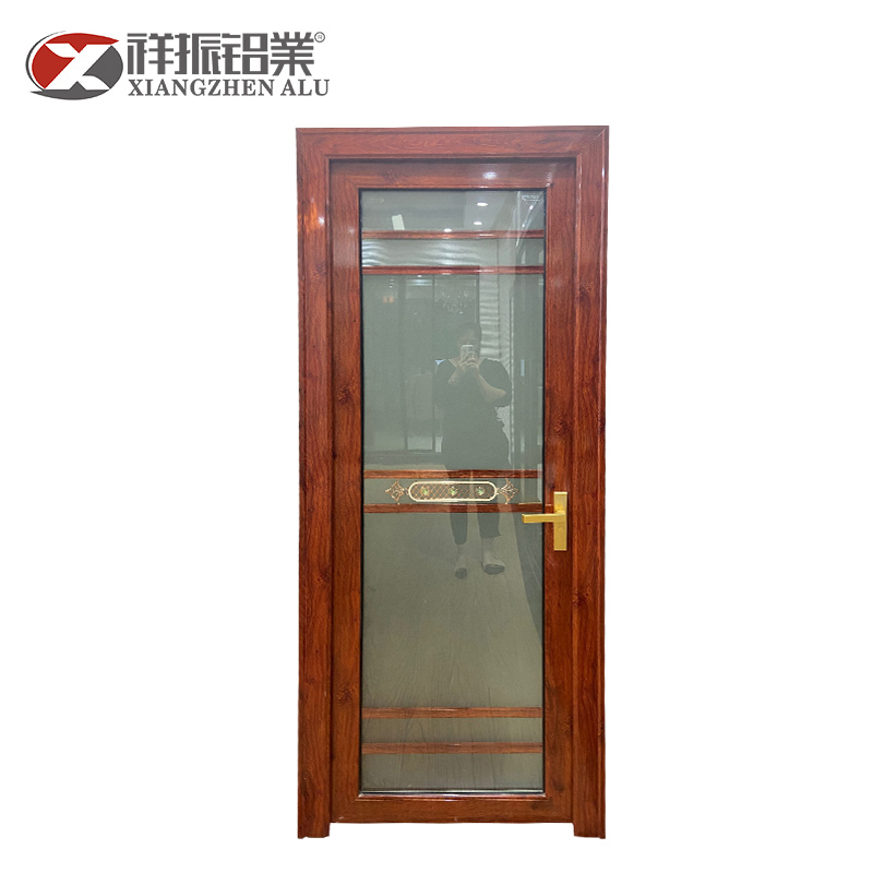 Puerta batiente de aluminio con impresión de grano de madera
